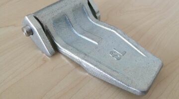 Container door hinge