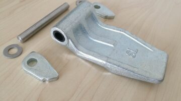 Container door hinge